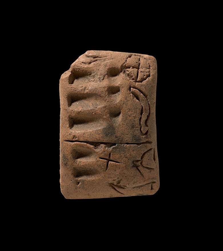 Die Proto-Keilschrifttafel aus der Uruk IV Periode (VAT 14774), etwa 3350 bis 3200 Jahre alt, zeigt auf der linken Seite Zahlzeichen und auf der rechten Seite vielfältigere Ideogramme