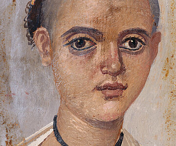 Portrait eines jungen Mannes mit magischem Amulett