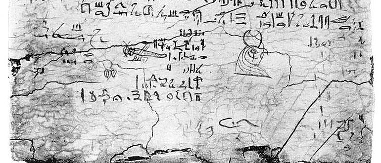 Die Schreibtafel enthält eine hieratische Abschrift des Nilhymnus sowie einige Zeichnungen und Notizen. (Hellmut Brunner, Altägyptische Erziehung, Wiesbaden 1957, Tf. 3)