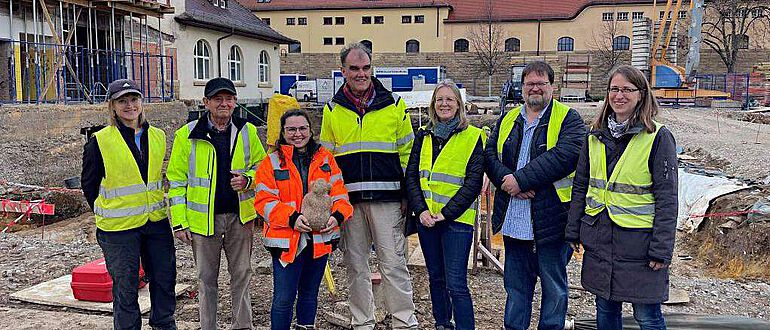 Vor Ort auf der Ausgrabung in Bad Cannstatt: Das Ausgrabungsteam von ArchaeoBW (links) sowie das Team des Referates Provinzialrömische Archäologie aus dem Landesmuseum Württemberg (rechts). In der Mitte das Team des Landesdenkmalamts im Regierungspräsidium Stuttgart mit dem neuen Fundstück