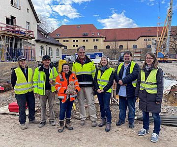 Vor Ort auf der Ausgrabung in Bad Cannstatt: Das Ausgrabungsteam von ArchaeoBW (links) sowie das Team des Referates Provinzialrömische Archäologie aus dem Landesmuseum Württemberg (rechts). In der Mitte das Team des Landesdenkmalamts im Regierungspräsidium Stuttgart mit dem neuen Fundstück