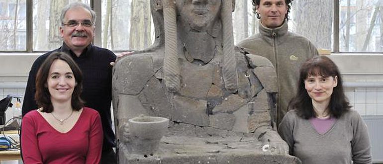 Die "thronende Göttin" mit den Wissenschaftlerinnen und Wissenschaftlern, die sie wieder haben auferstehen lassen (v.l.): die Mineralogin Kirsten Drüppel, der Archäologe Lutz Martin, der Steinrestaurator Stefan Geismeier, die Archäologin Nadja Cholidis. (© TU-Pressestelle/Dahl)