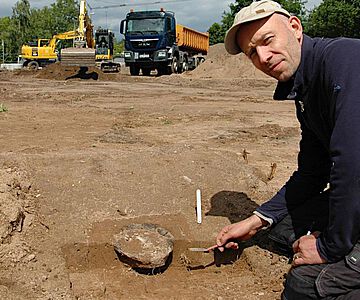 Die Reste dieses Urnengrabs werden von Christoph Storz freigelegt