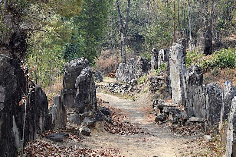 Steinsetzungen säumen die Wege aus den Dörfern zu den Feldern in Nagaland