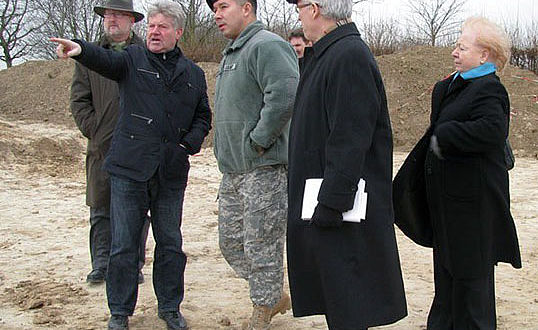 Landesarchäologe Schallmeyer und US-Colonel B. Everson