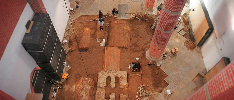 Blick ins Langhaus mit freigelegten Grüften und Fundament der Tumba