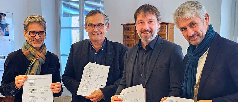 Kooperationspartner mit unterschriebenen Verträgen