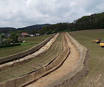 Lange Sondageschnitte führen den Hang in der Goldbrede hinauf