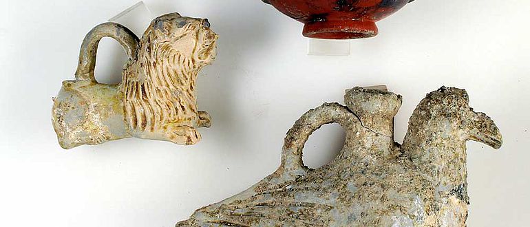 In den freigelegten Gräbern wurden Beigaben wie Tongefäße oder die abgebildeten glasierten Keramikgefäße in Löwen- und in Taubenform gefunden © zVg Kantonsarchäologie Aargau