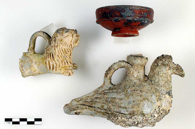 In den freigelegten Gräbern wurden Beigaben wie Tongefäße oder die abgebildeten glasierten Keramikgefäße in Löwen- und in Taubenform gefunden © zVg Kantonsarchäologie Aargau