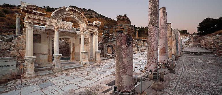 Hadrianstempel entlang der Kuretenstraße in Ephesos