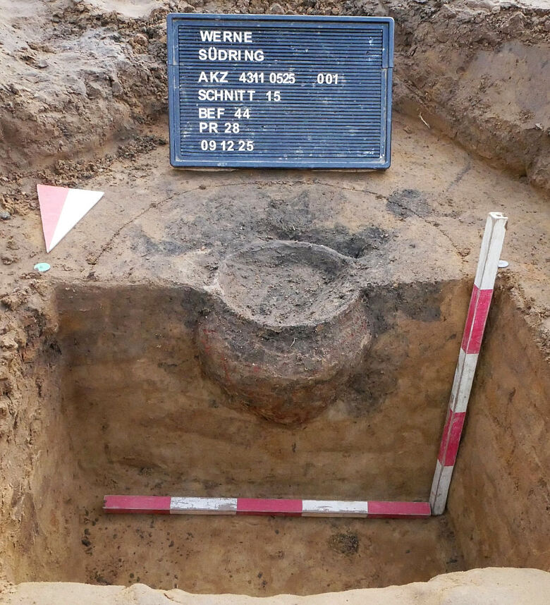 Freigelegte Urne aus Keramik Freigelegte Urne aus Keramik