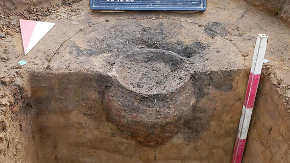 Freigelegte Urne aus Keramik Freigelegte Urne aus Keramik