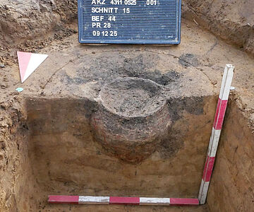 Freigelegte Urne aus Keramik