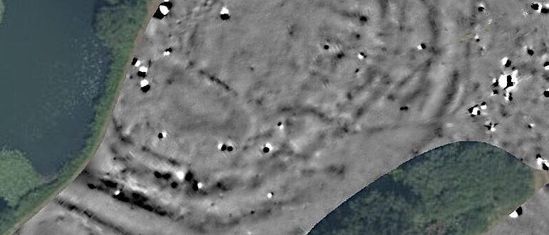 Das Magnetik-Bild zeigt im grau gefärbten Bereich deutlich die Gräben der einstigen Niederungsburg