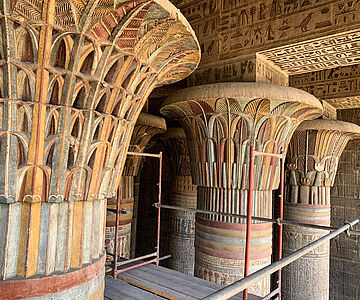 Restaurierte Säulenkapitelle im Tempel von Esna