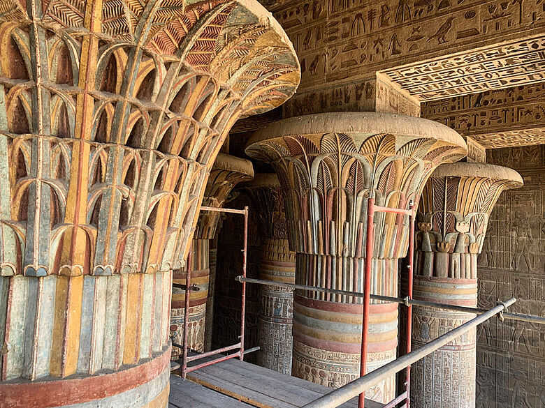 Restaurierte Säulenkapitelle im Tempel von Esna