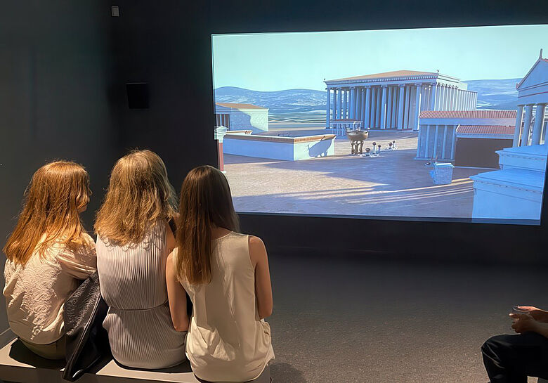 Ausstellungsbesucherinnen Ausstellungsbesucherinnen