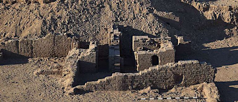 Gebäudekomplex mit Treppen und Gewölben nach Abtrag mehrerer Schichten