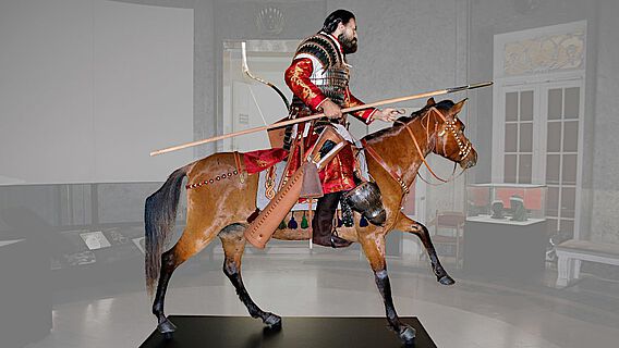 Rekonstruktion eines berittenen Awaren-Kriegers in Rüstung