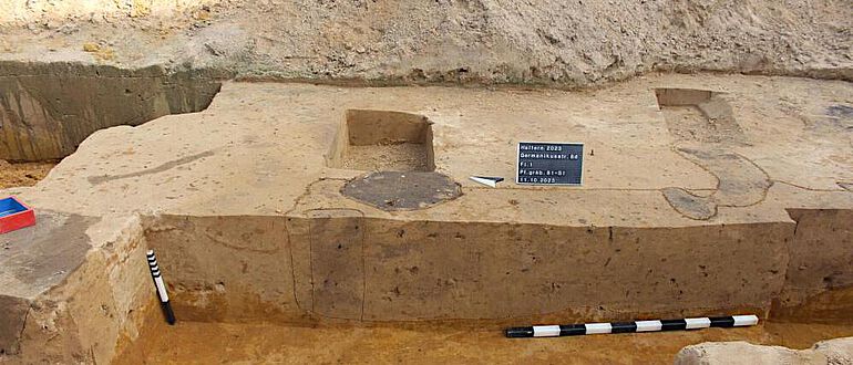 In der Grabungsfläche im Halterner Hauptlager sind die Fundamente der Kultbauten noch als schwache Bodenverfärbungen erkennbar