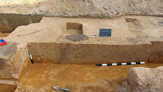 In der Grabungsfläche im Halterner Hauptlager sind die Fundamente der Kultbauten noch als schwache Bodenverfärbungen erkennbar