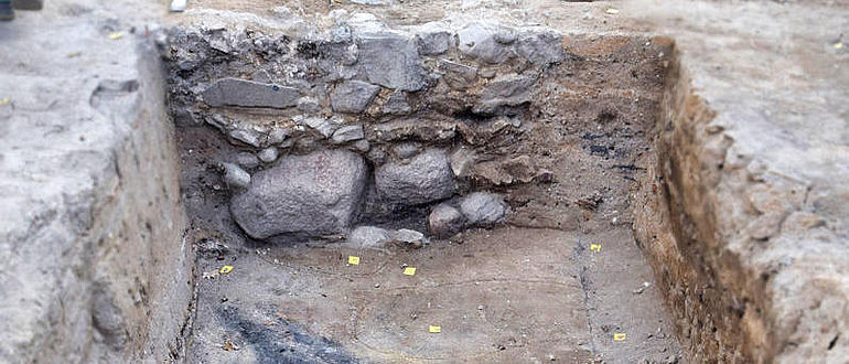 Fundament und Friedhof Fundament und Friedhof