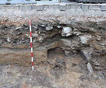 Bei einer Baubegleitung von Leitungstrassen stießen Archäologen vermutlich auf Mauerreste des ehemaligen Rathauses