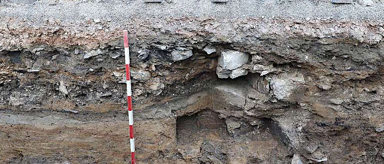 Bei einer Baubegleitung von Leitungstrassen stießen Archäologen vermutlich auf Mauerreste des ehemaligen Rathauses Bei einer Baubegleitung von Leitungstrassen stießen Archäologen vermutlich auf Mauerreste des ehemaligen Rathauses