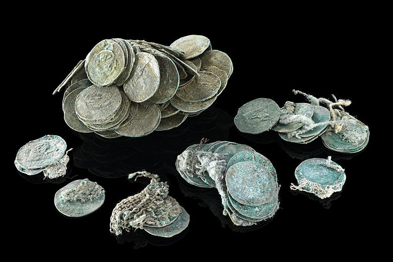 Korrodierte Münzen aus dem Ellwanger Münzschatz
