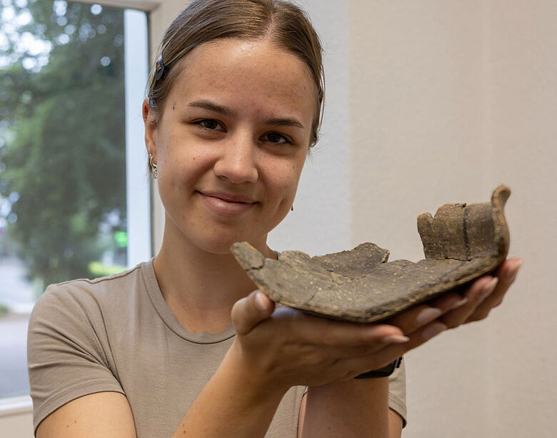 Volontärin Tabea Blatzheim mit rekonstruierter Schüssel Volontärin Tabea Blatzheim mit rekonstruierter Schüssel