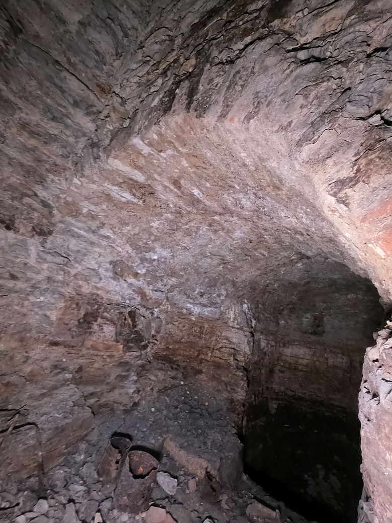 Blick in den gewölbten Raum und Zugang zu dem gemauerten Brunnen Blick in den gewölbten Raum und Zugang zu dem gemauerten Brunnen