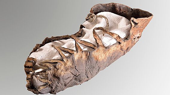 Erstaunlich gut erhaltener Grabungsfund am Dürrnberg: ein über 2000 Jahre alter Kinderschuh