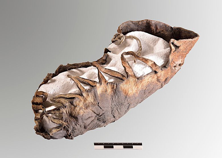 Erstaunlich gut erhaltener Grabungsfund am Dürrnberg: ein über 2000 Jahre alter Kinderschuh