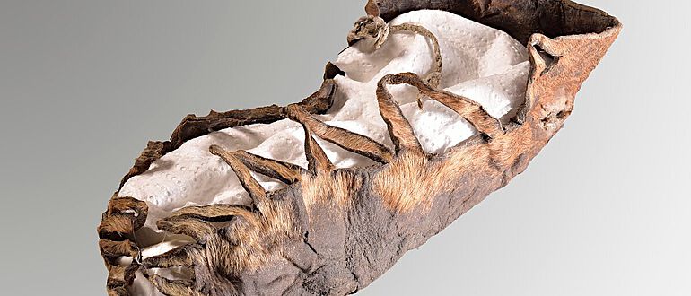 Erstaunlich gut erhaltener Grabungsfund am Dürrnberg: ein über 2000 Jahre alter Kinderschuh