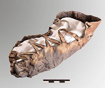 Erstaunlich gut erhaltener Grabungsfund am Dürrnberg: ein über 2000 Jahre alter Kinderschuh