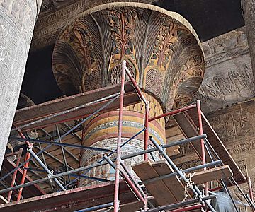 Ein bereits restauriertes Säulenkapitell zeigt die florale Verzierung in Farbe