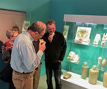 Besucherinnen und Besucher riechen an der Karte "Der Duft des Jenseits" während einer Führung im Museum August Kestner, Hannover, Deutschland
