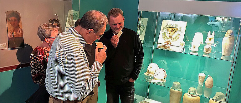 Besucherinnen und Besucher riechen an der Karte "Der Duft des Jenseits" während einer Führung im Museum August Kestner, Hannover, Deutschland