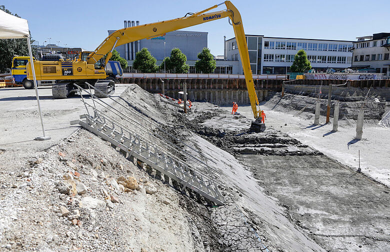 Abtragung archäologischer Schichten mit Bagger