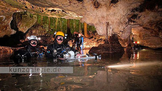 Nach einem mehrstündigen Tauchgang kommen die Höhlenforscher wieder an die Oberfläche (Foto/Copyright: Uli Kunz)
