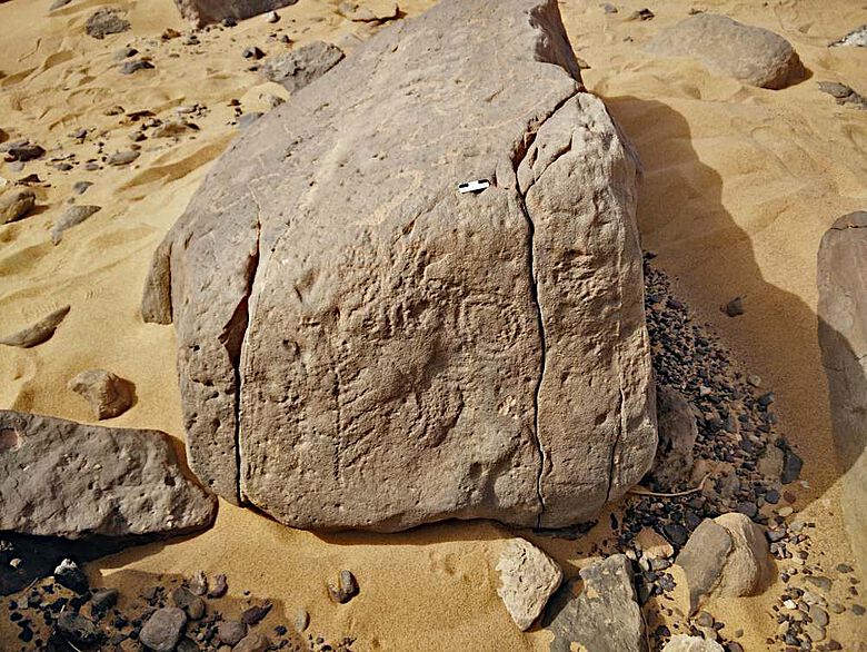 Die Felsinschrift mit den vier Hieroglyphen: Domäne des Horus-Königs Skorpion