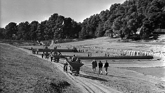 Ausgrabungen im Stadion von Olympia 1958