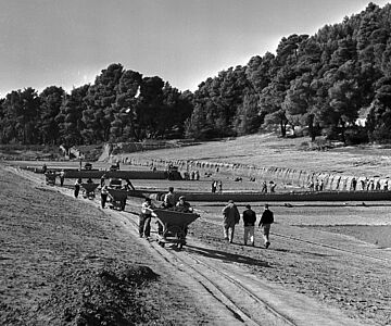 Ausgrabungen im Stadion von Olympia 1958