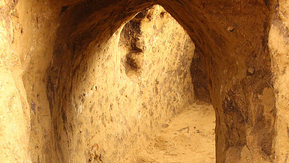 Erdstall mit Spizgiebel Erdstall mit Spizgiebel