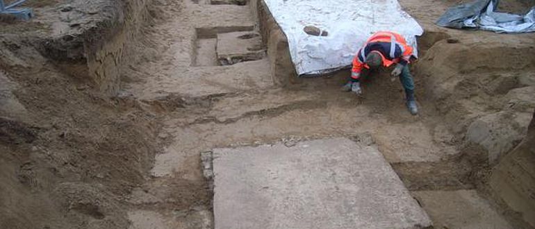 Fundamente der Brücke einer römischen Wasserleitung, die von Sonsbeck nach Xanten führte, werden frei gelegt. (Foto: LVR)