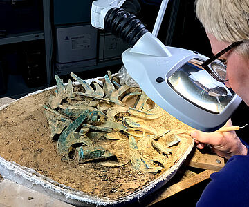 Freilegung Bronzehortfund (Blockbergung)