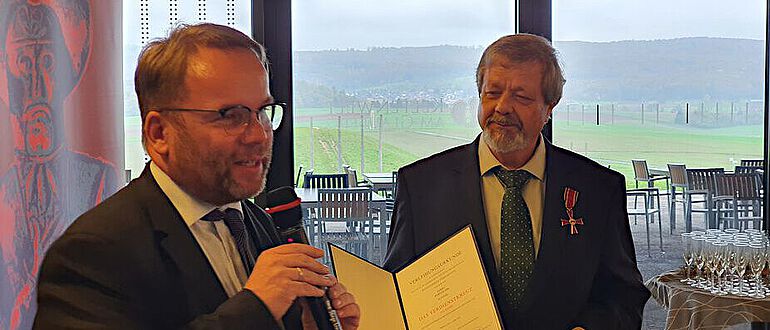 Staatsminister Timon Gremmels überreichte die Auszeichnung an Werner Erk direkt am Ort des Geschehens: in der Keltenwelt am Glauberg Staatsminister Timon Gremmels überreichte die Auszeichnung an Werner Erk direkt am Ort des Geschehens: in der Keltenwelt am Glauberg
