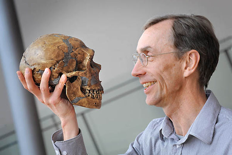 Svante Pääbo mit Neandertalerschädel