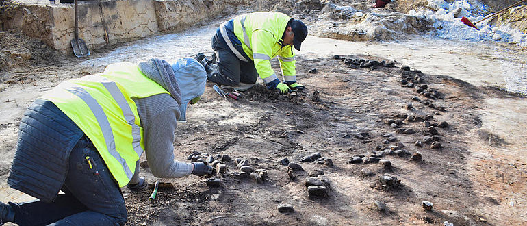 Freilegung kaiserzeitlicher Webgewichte Freilegung kaiserzeitlicher Webgewichte